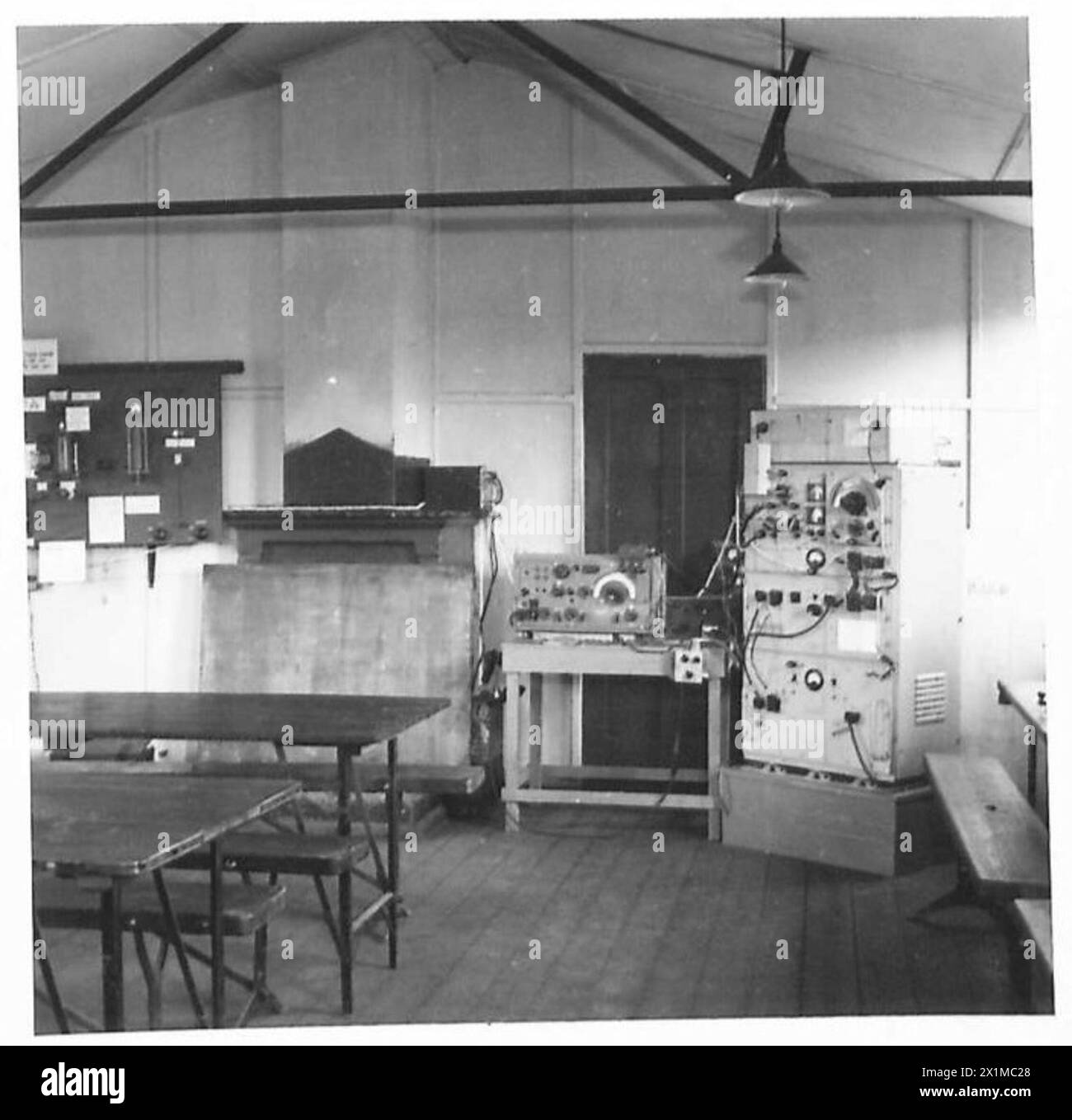 O.C.T.U.SIGNALS CENTRE AT CATTERICK - Complete set-up : high power wireless set, British Army Stock Photo