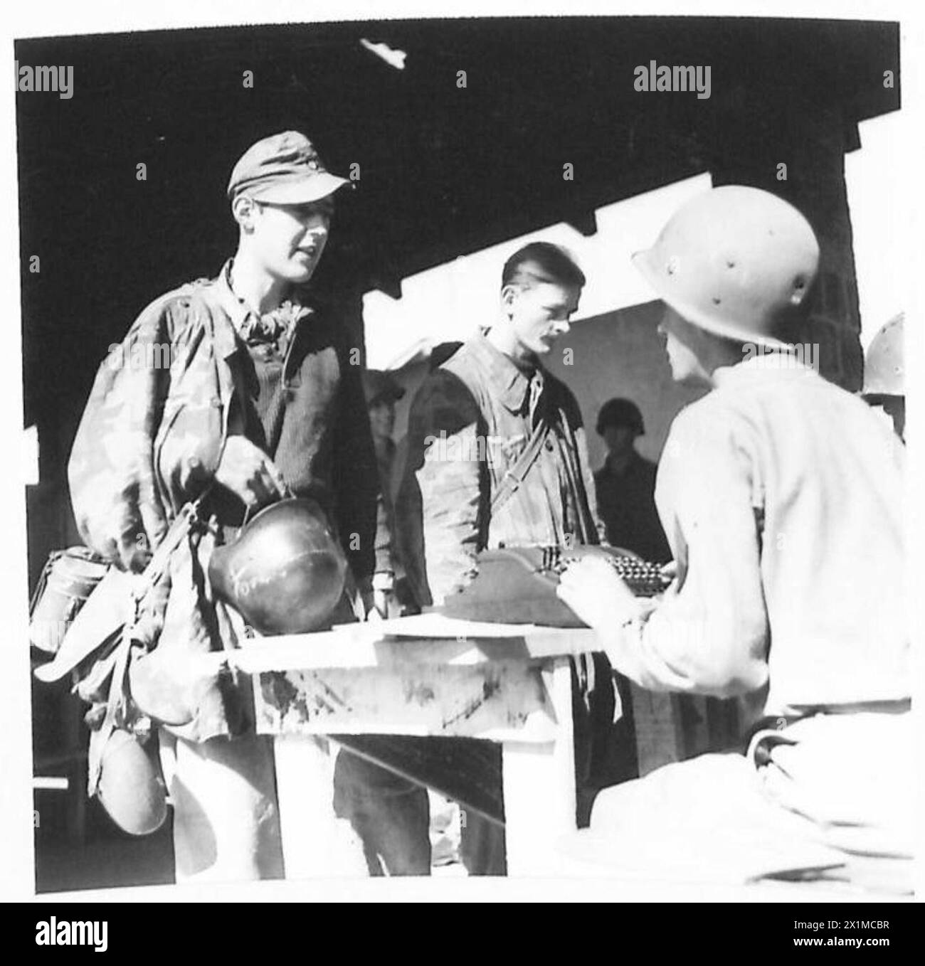 British prisoners of war italy hi-res stock photography and images - Alamy