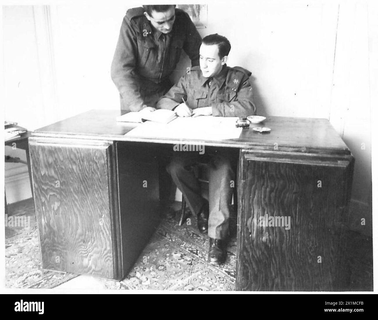 BELGIAN TROOPS IN TRAINING - This desk was constructed by these two Belgian soldiers who were wounded during the German advance in France, British Army Stock Photo