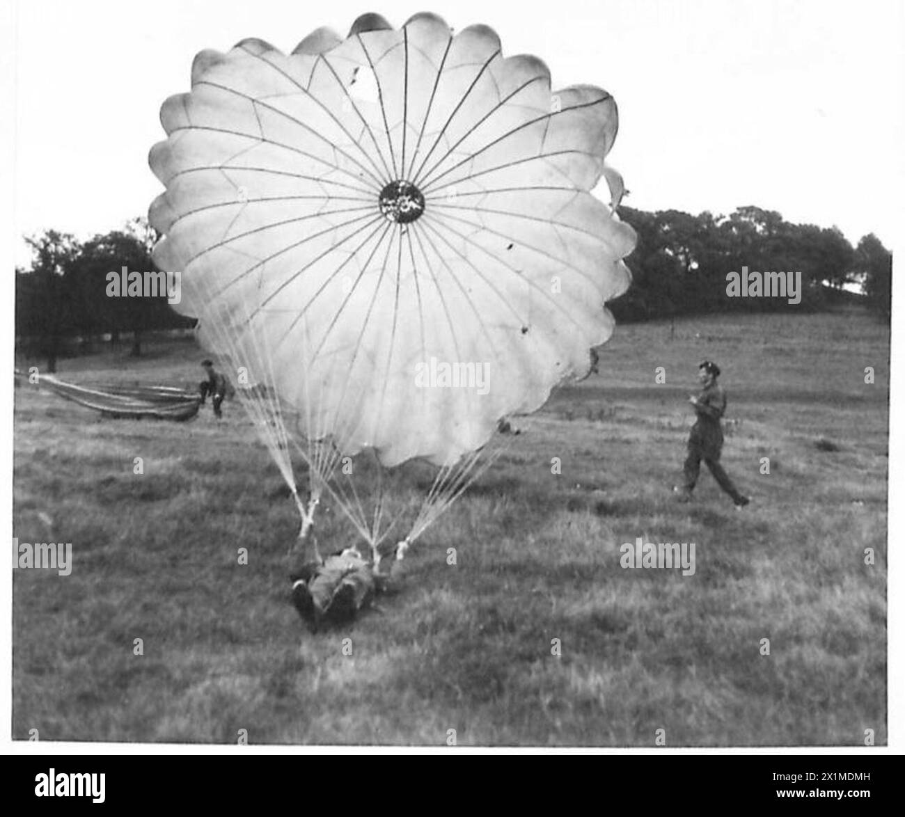 PARACHUTE TRAINING DEPOT & SCHOOL AIRBORNE FORCES Students receiving