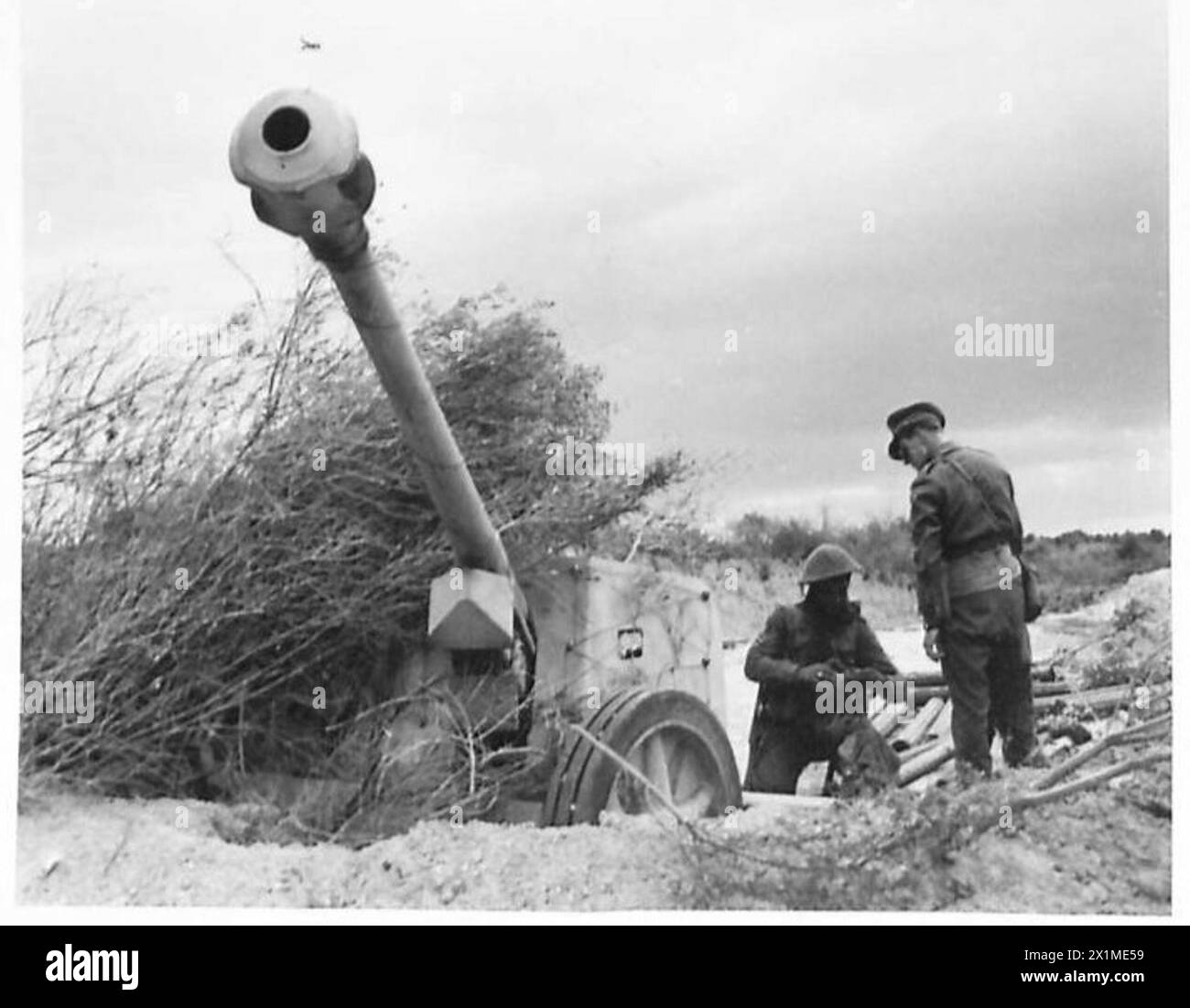 FIRST ARMY : JOINT ALLIED ATTACK ON PICHON - Front view of the captured German 75mm Anti-Tank gun , British Army Stock Photo