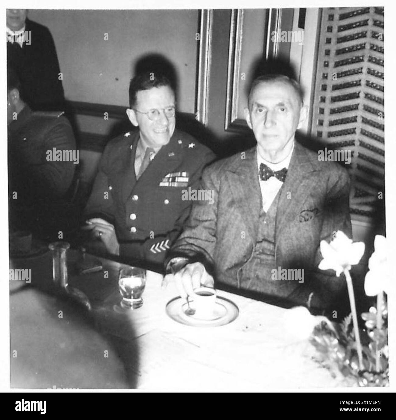 'SALUTE THE SOLDIER' LUNCHEON - General Dobbie and Brigadier General P.E. Peabody [American Military Attache], British Army Stock Photo