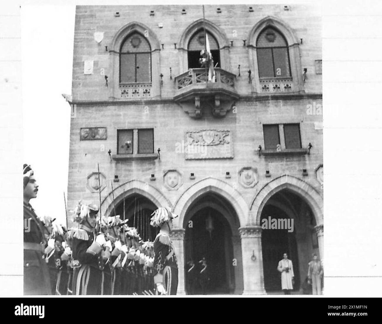 ITALY : SAN MARINO ELECTS ITS NEW REGENTS - The troops present arras to the strains of the National Anthem, as the flag of the Republic is unfurled on the balcony of the Regent's Palace, British Army Stock Photo