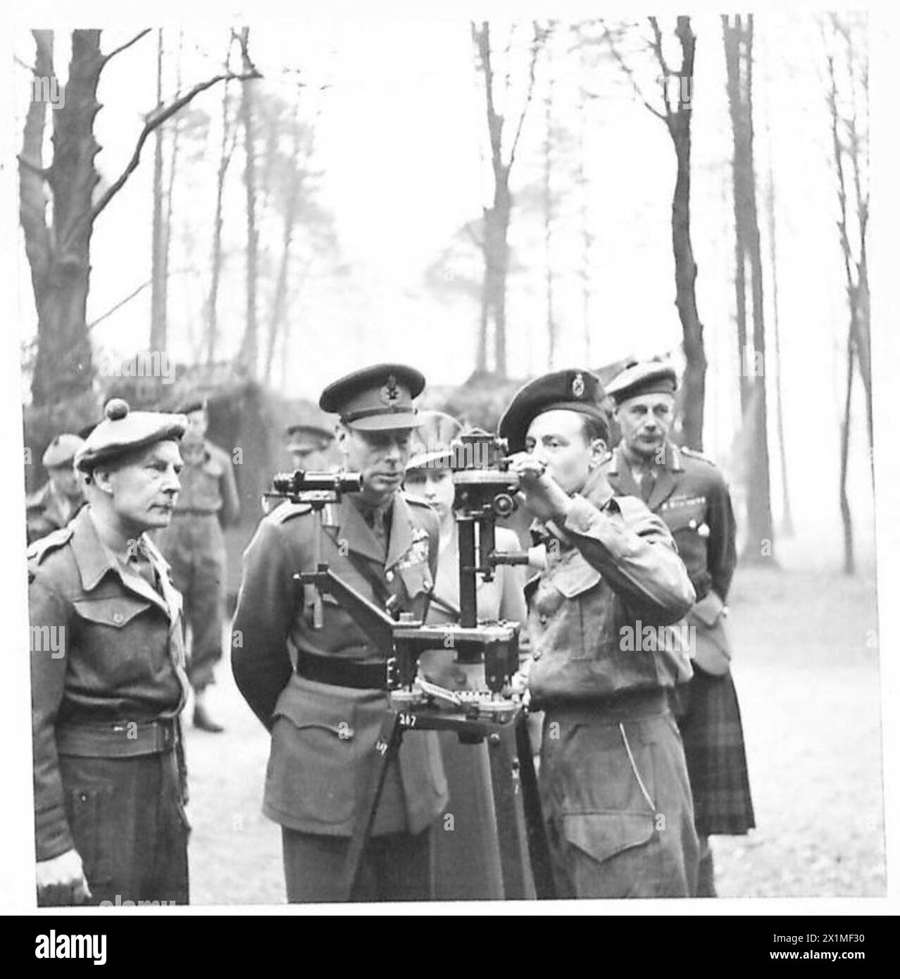 HIS MAJESTY THE KING WITH HIS ARMY - His Majesty looking at a dial sight for 25-pounder gun, British Army Stock Photo