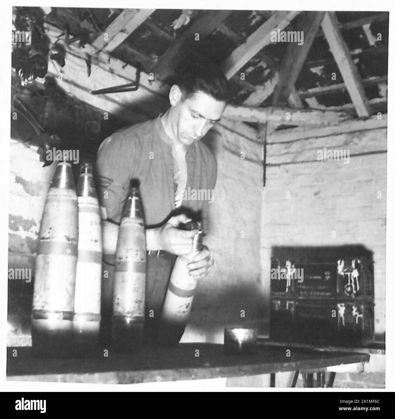 25 pounder shell hi-res stock photography and images - Alamy