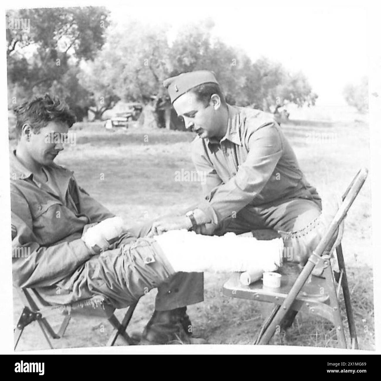 AMERICAN ENGINEERS SERVING WITH THE EIGHTH ARMY - The American M.O. attends to a casualty, British Army Stock Photo