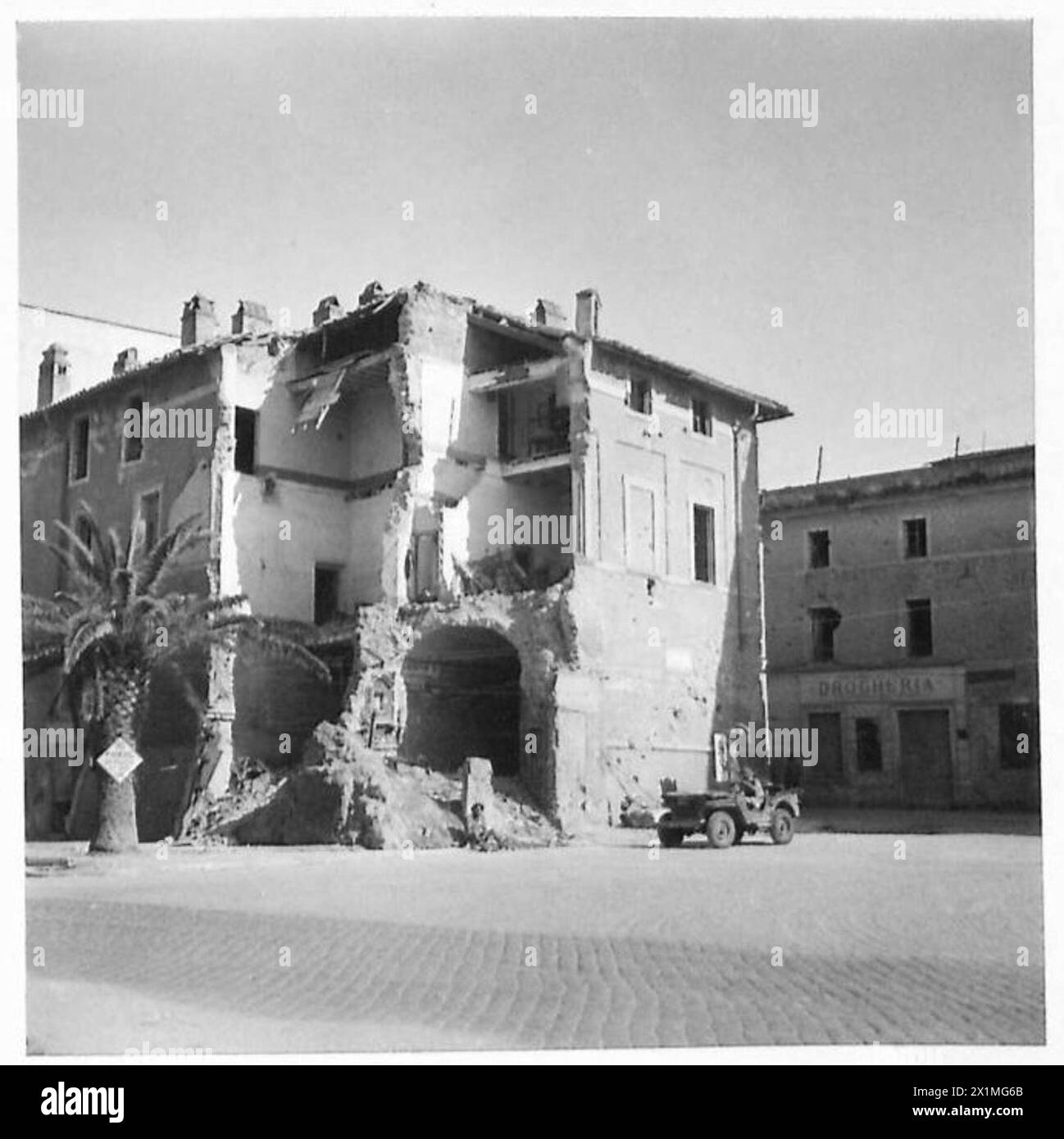 FIFTH ARMY : ANZIO BRIDGEHEAD DAMAGE TO ANZIO - Shell damage at Nettuno, British Army Stock Photo