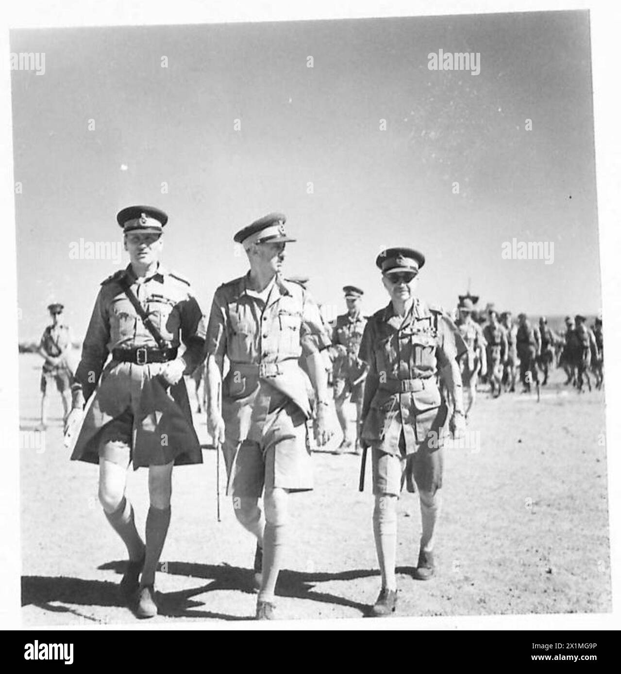 THE GOC-IN-C AND OTHER SENIOR STAFF OFFICERS VISIT A DEMONSTRATION IN THE DESERT - Left to right:- Gencral Sir Claude Auchinleck Major General H.B.W. Hughes, Engineer in Chief, M.E. Lieut. General Sir James Marshall-Cornwall, GOC., B.T.E, British Army Stock Photo