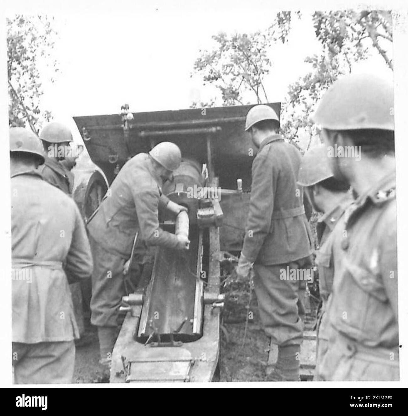 ITALY : FIFTH ARMYFRONT LINE ITALIAN GROUP - Italian 105 mm gun firing