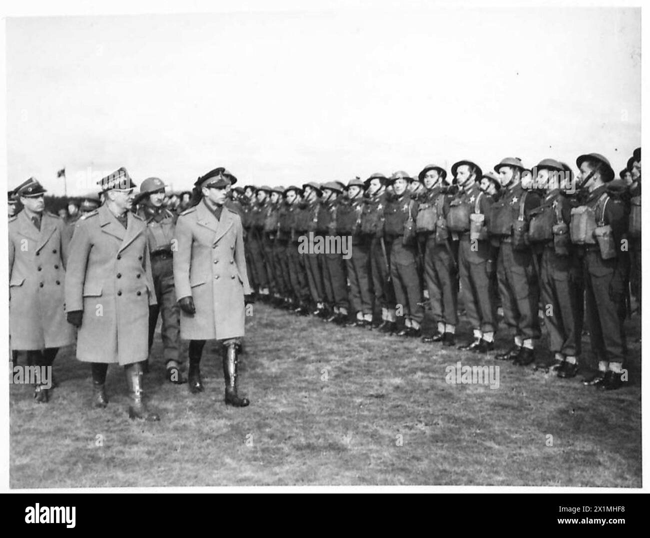 THE POLISH ARMY IN BRITAIN, 1940-1947 - King George VI and General Władysław Sikorski, the Polish Prime Minister and the C-in-C of the Polish Armed Forces, inspecting troops of the 1st Polish Corps at Glamis, 8 March 1941.Photograph taken during the Royal tour of Scotland. Black and white , British Army, Polish Army, Polish Armed Forces in the West, 1st Corps, George VI, King, Sikorski, Władysław Stock Photo