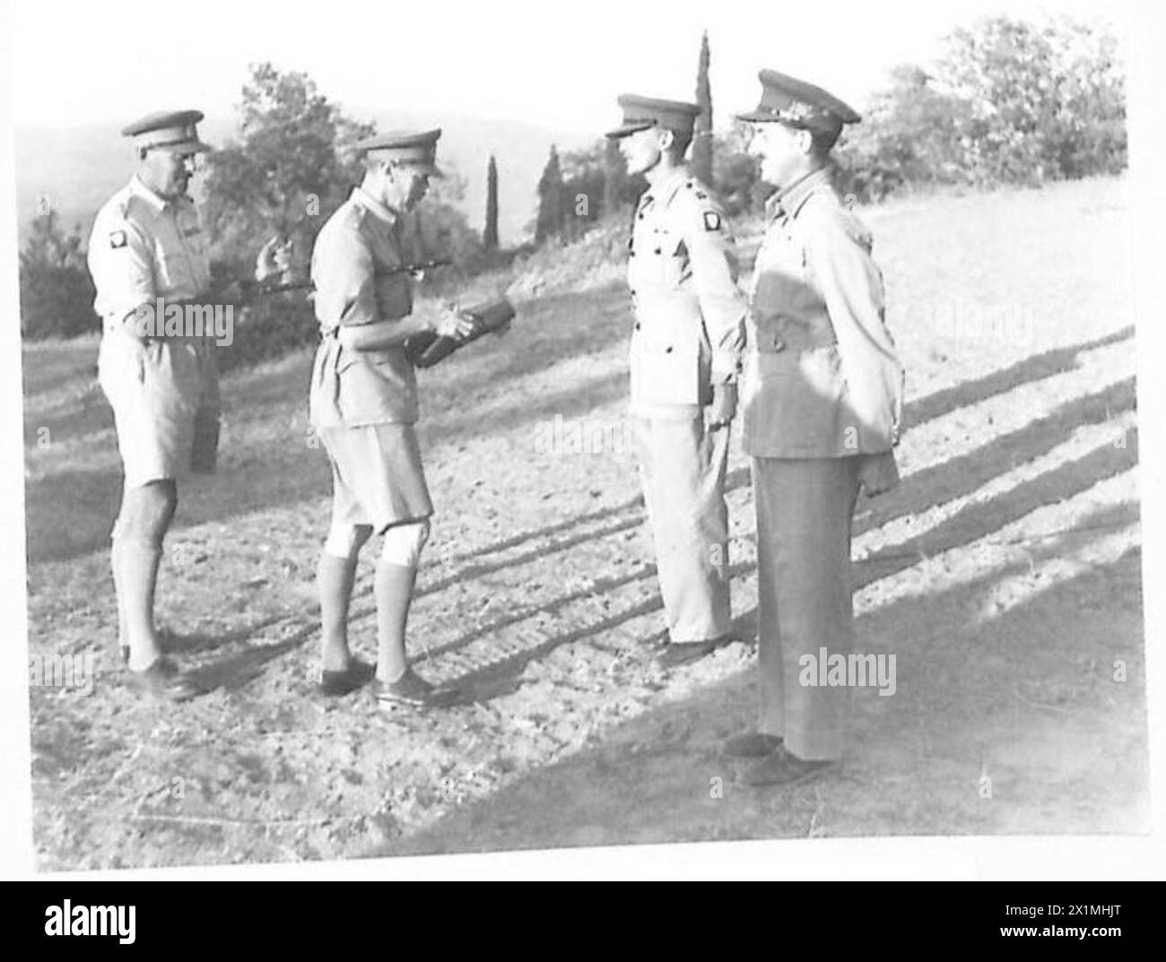 H.M. THE KING VISITS TAC HQ EIGHTH ARMY - General Leese introduced to His Majesty his A.D.C., Capt. Calvoressi, Grenadier Guards, nearest camera, and Major Ulick Verney, M.A. to General Leese, British Army Stock Photo