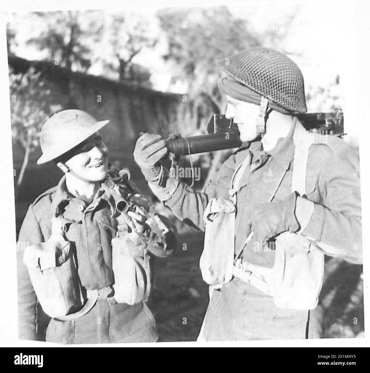 FIFTH ARMY - BRITISH SECTION - Rfn. F. Mugford of Bedford with mortar and Rfn. A. Higson, New Malden, Surrey, with Bren gun, ready for patrol, British Army Stock Photo