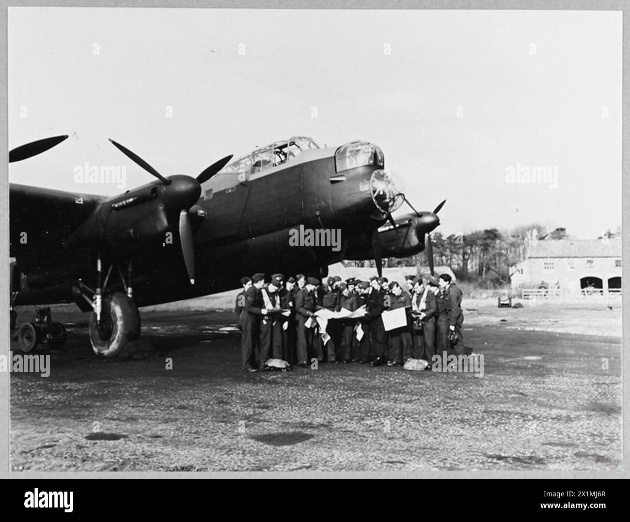 MEN OF SWINDON'S LANCASTER SQUADRON OFF ON AN OFFENSIVE - 8963 Final briefing in front of one of the bombers, Royal Air Force Stock Photo