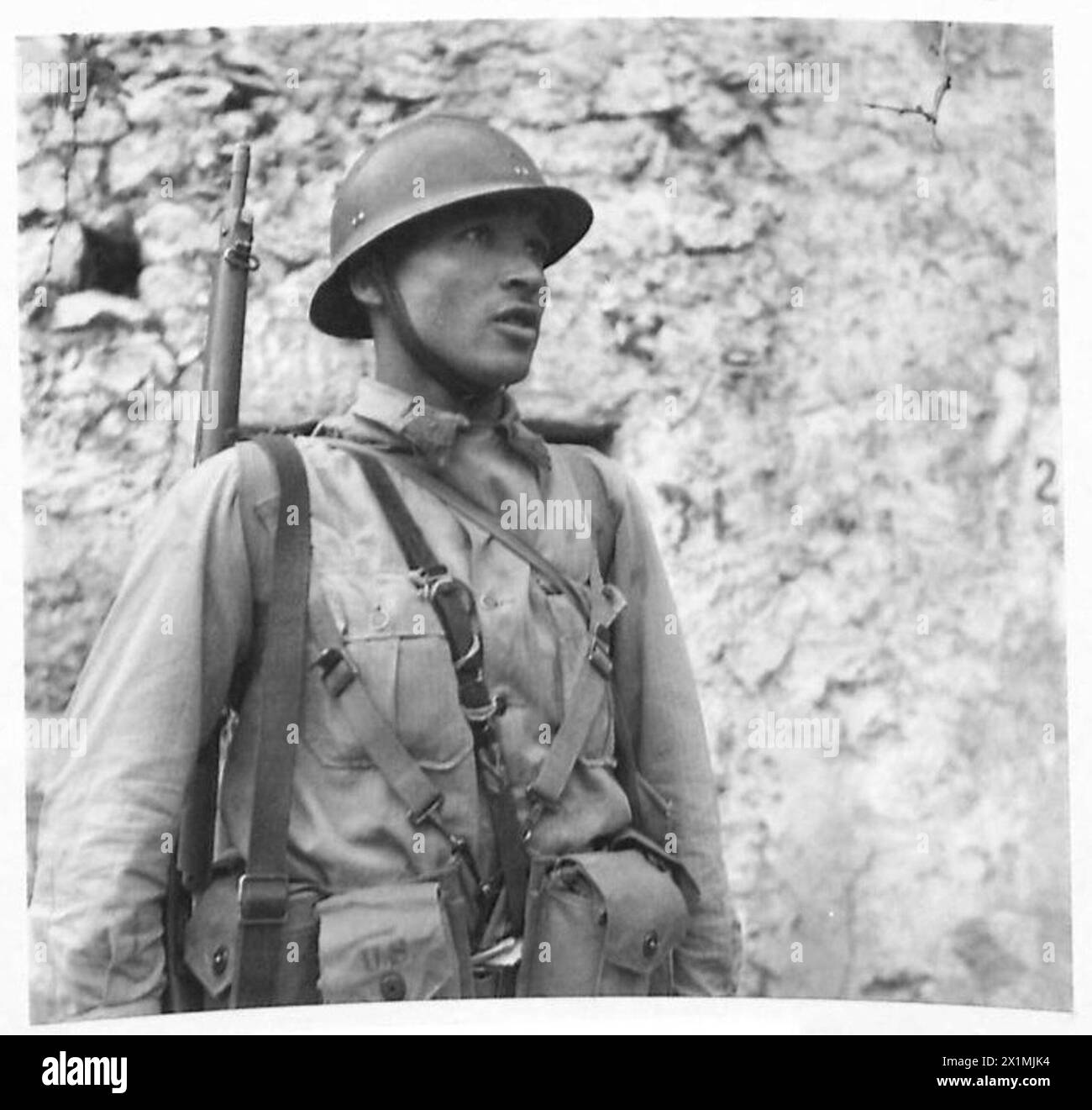 THE 2ND FRENCH MOROCCAN DIVISION COMMANDED BY GENERAL DODY RELIEVE THE 34TH U.S. DIVISION IN THE ITALIAN FRONT LINE - Mohammed Ben-Djillali - Typical Bouazza Ben-Abdesselemb, Moroccans Saiu Ben Azzouz of the 8th Infantry Battalion of the 2nd French Division, British Army Stock Photo