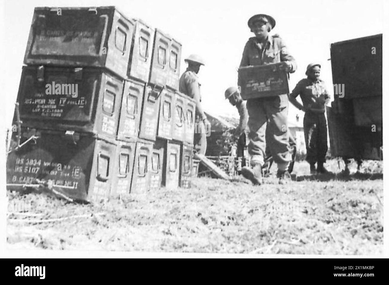 FIFTH ARMY : ANZIO BRIDGEHEAD.SOUTH AFRICAN COLOURED TROOPS AT ANZIO - Another section of Swazi troops stacking ammunition at an inland amuunition dump, British Army Stock Photo
