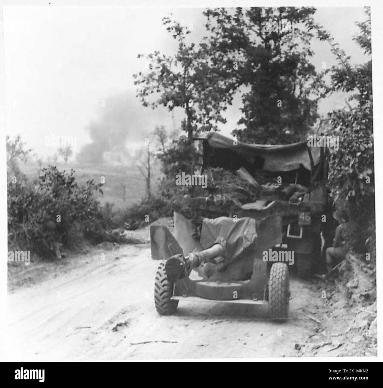 ITALY : BATTLE FOR THE CASSINO PLAIN - ENCIRCLING ATTACK ON CASSINO - Crew of a 6-pounder anti-tank gun take cover beside their vehicles as enemy shells drop. (Map ref.855172) , British Army Stock Photo