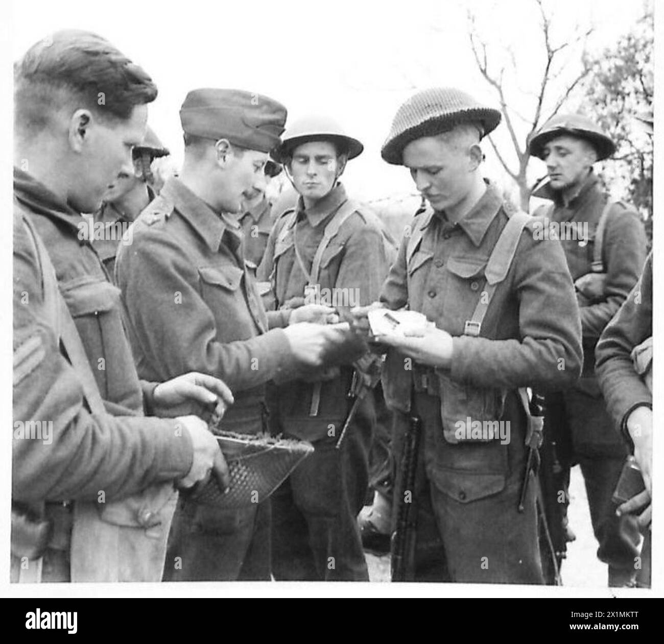 ITALY : FIFTH ARMY : BATTLE PATROL - Fus. W.H. Williams of Swansea Valley, Abercrave, hands over his pay book before going on patrol, British Army Stock Photo