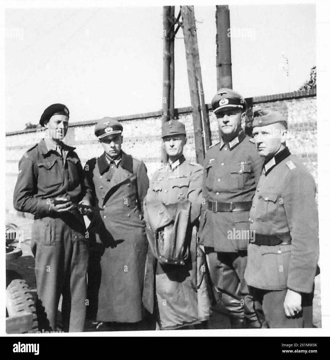 BRITISH TROOPS ENTER LE HAVRE - Major Howard-Jones of a battalion of the Royal Tank Regiment with five German officers he took prisoner at Fort Le Havre. They are - left to right :- Col. Steinhart, Col. Ludwig, Col. Kynzoriz, Capt. Jakob Heberle, Capt. Paul Berkenhoff, British Army, 21st Army Group Stock Photo