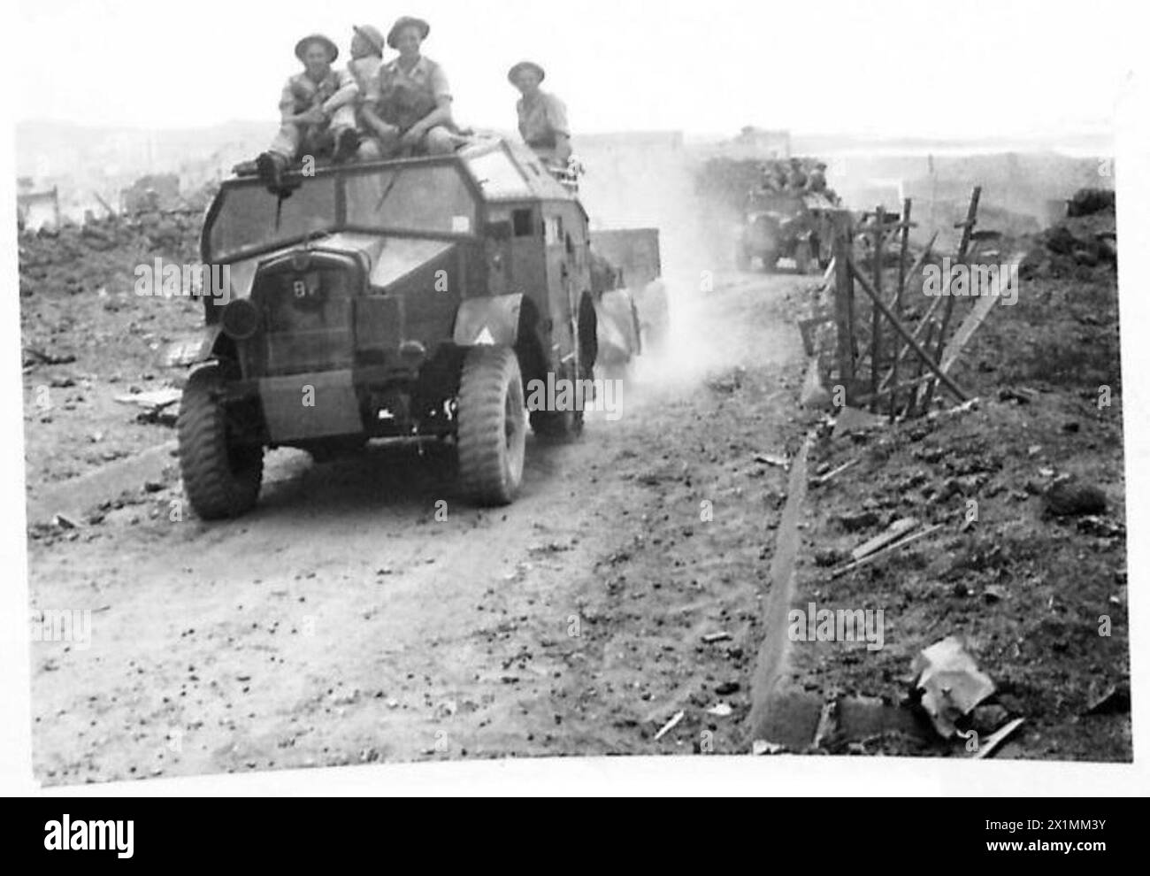 INVASION AND SURRENDER OF PANTELLARIA - 25-Pounder guns passing through the streets to the prisoner compounds, British Army Stock Photo