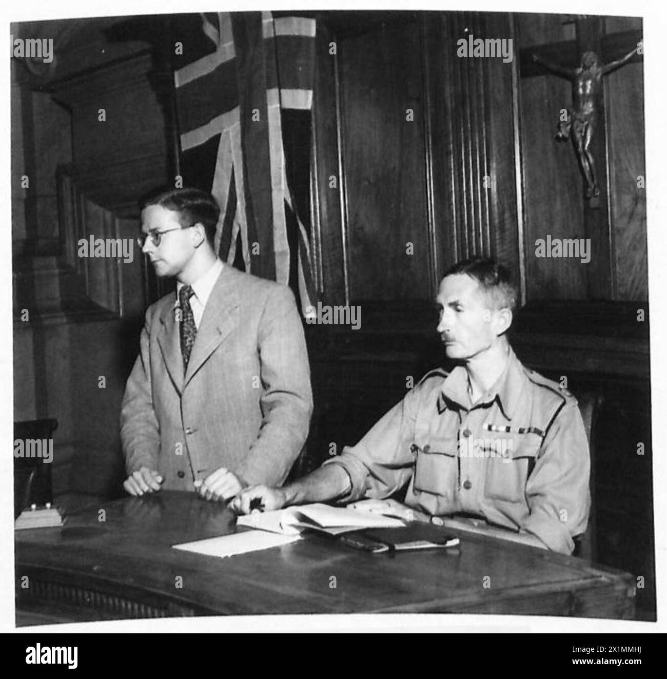 ITALY : LAW AND ORDER IN ROME - The Courts carry on, with military Judges. Major MacFadyean, M.O., presides during a trial. The interpreter addresses the Court at the Palace of Justice. Major MacFadyean is a Somerset solicitor, and resides at Worle, Weston-Super-Mare, British Army Stock Photo