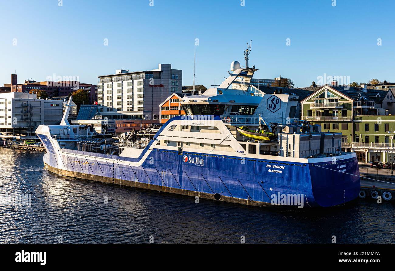 Im Hafen von Kristiansund steht das Fischerschiff Ro Vision, welches ...