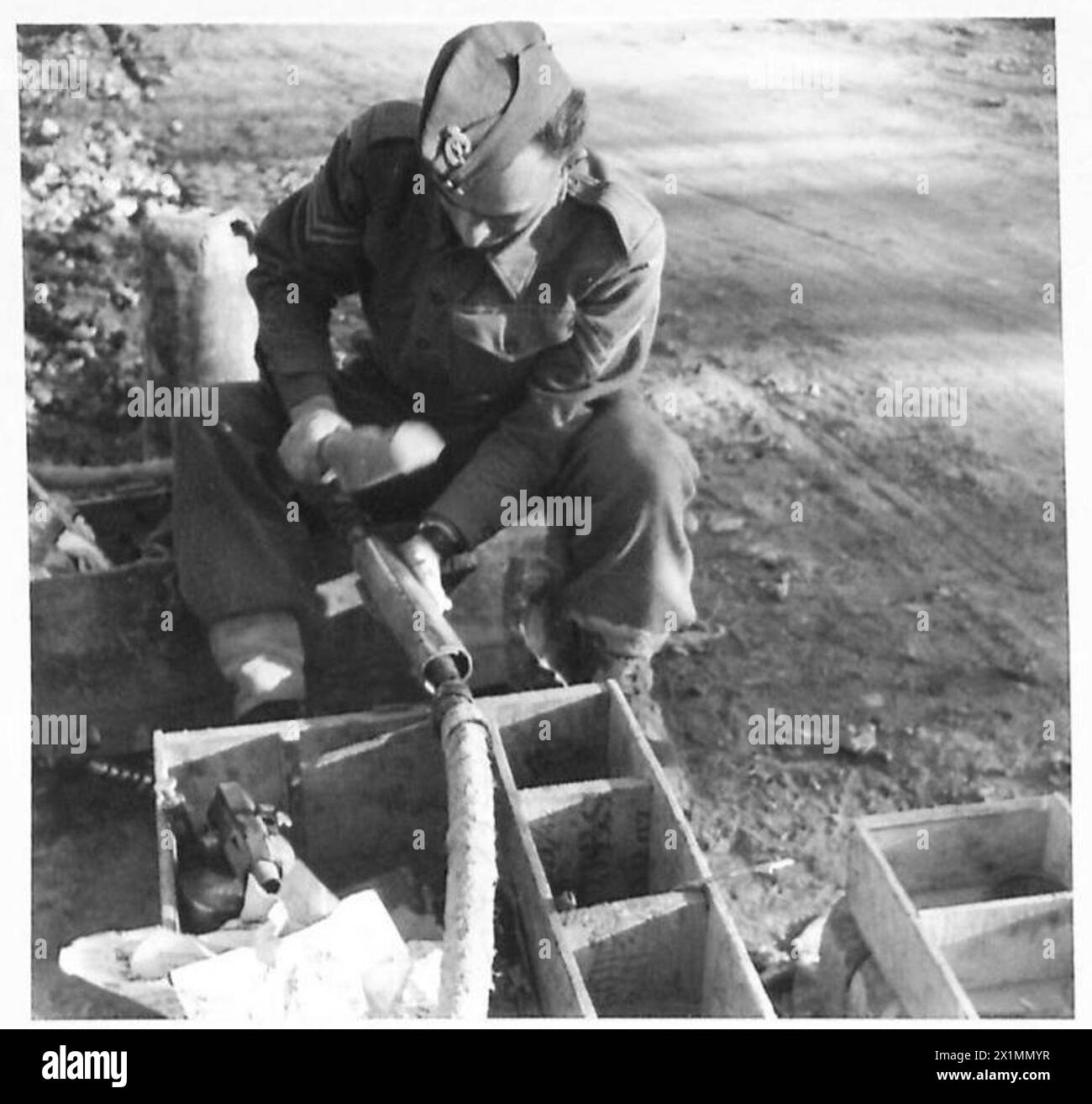 ITALY : FIFTH ARMYSIGNAL COMMUNICATIONS IN THE FIELD(For record purposes) - The joint of new and old sections of a broken cable, lead-covering is being applied, British Army Stock Photo