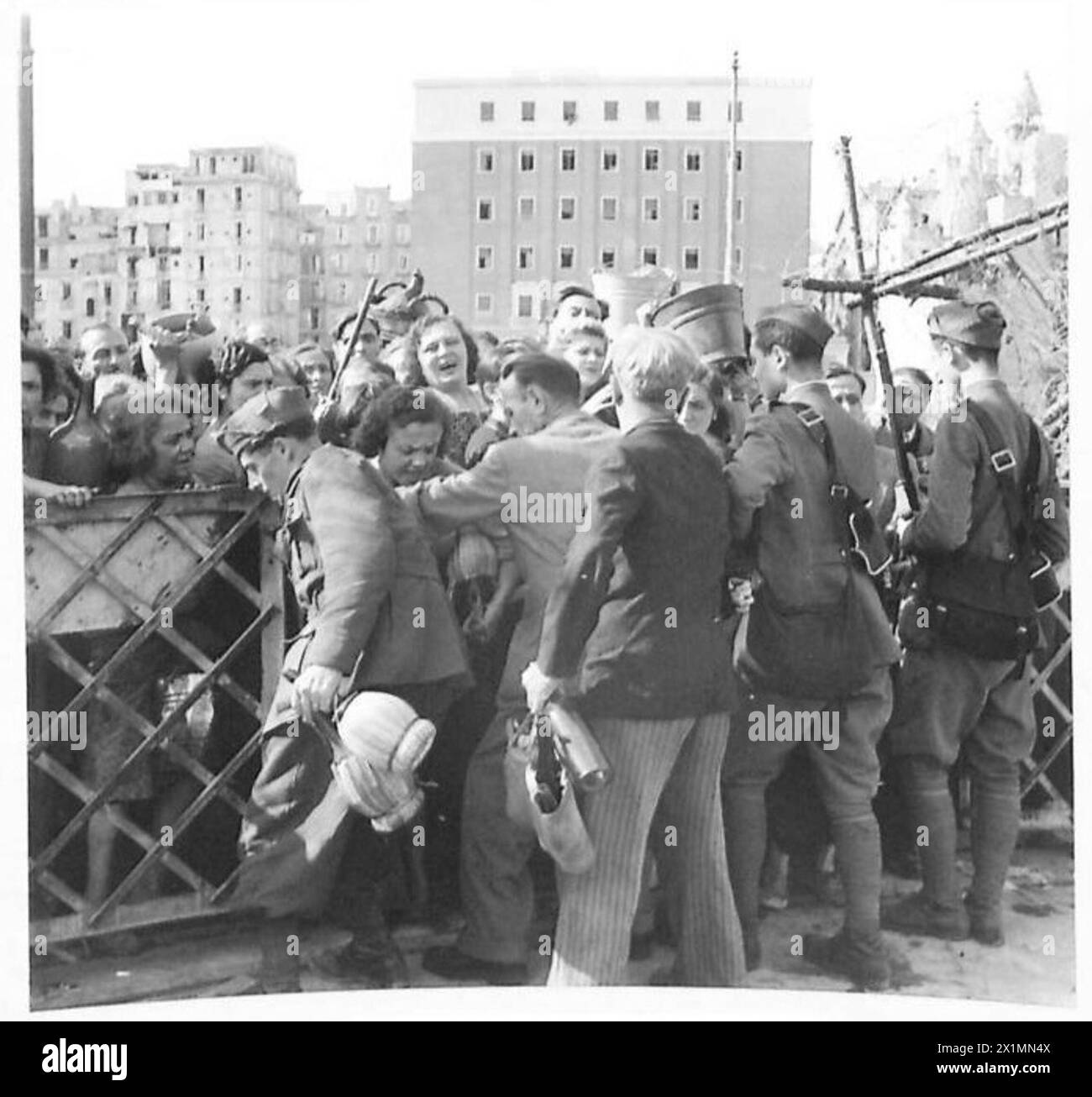 INVASION OF ITALY : FIFTH ARMY ENTRY INTO NAPLES - Scrambling crowds try to force their way into the harbour confines for water, British Army Stock Photo