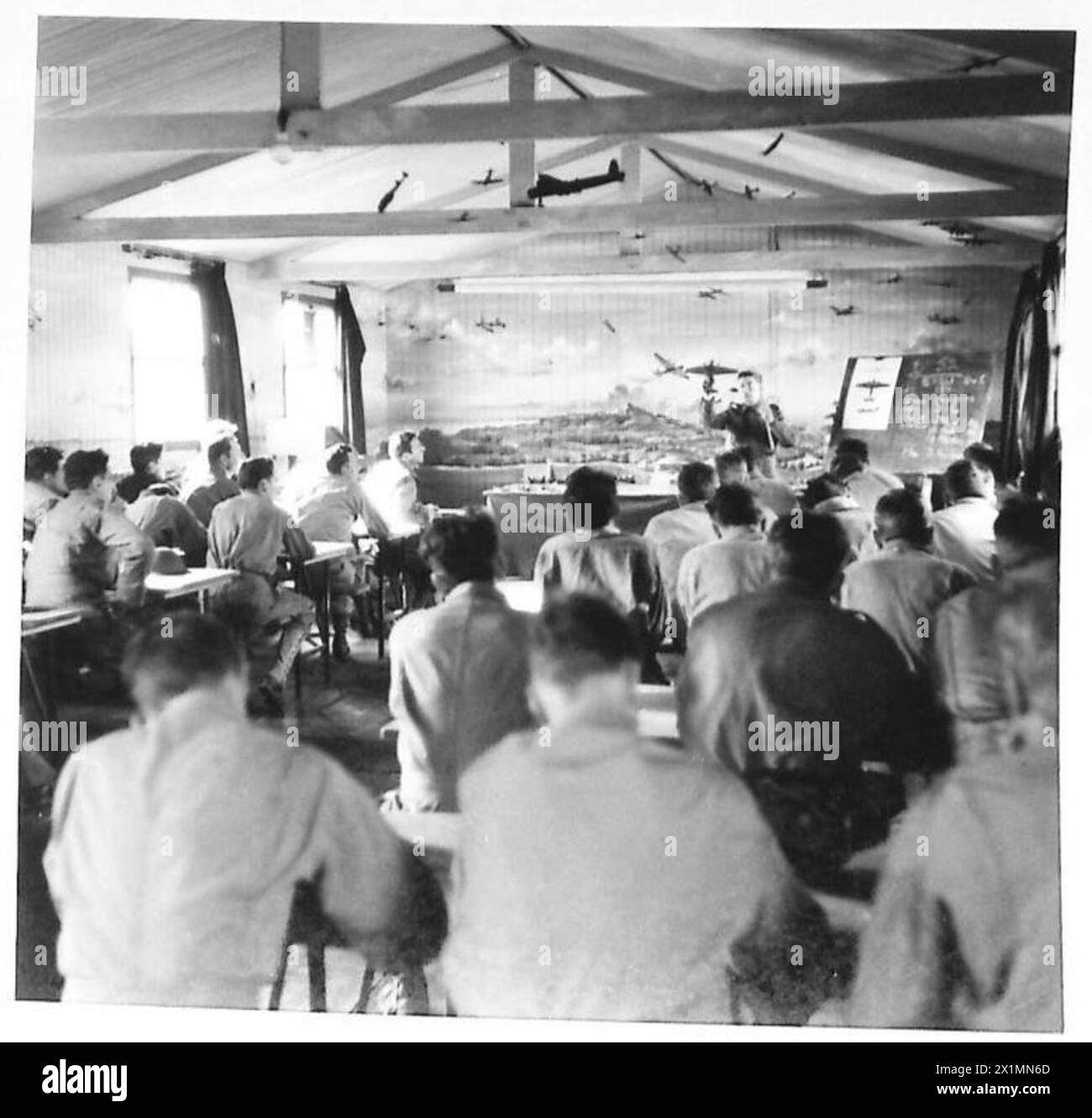 AIRCRAFT RECOGNITION TRAINING FOR USA PERSONNEL - General view of the class under instruction at the school, British Army Stock Photo