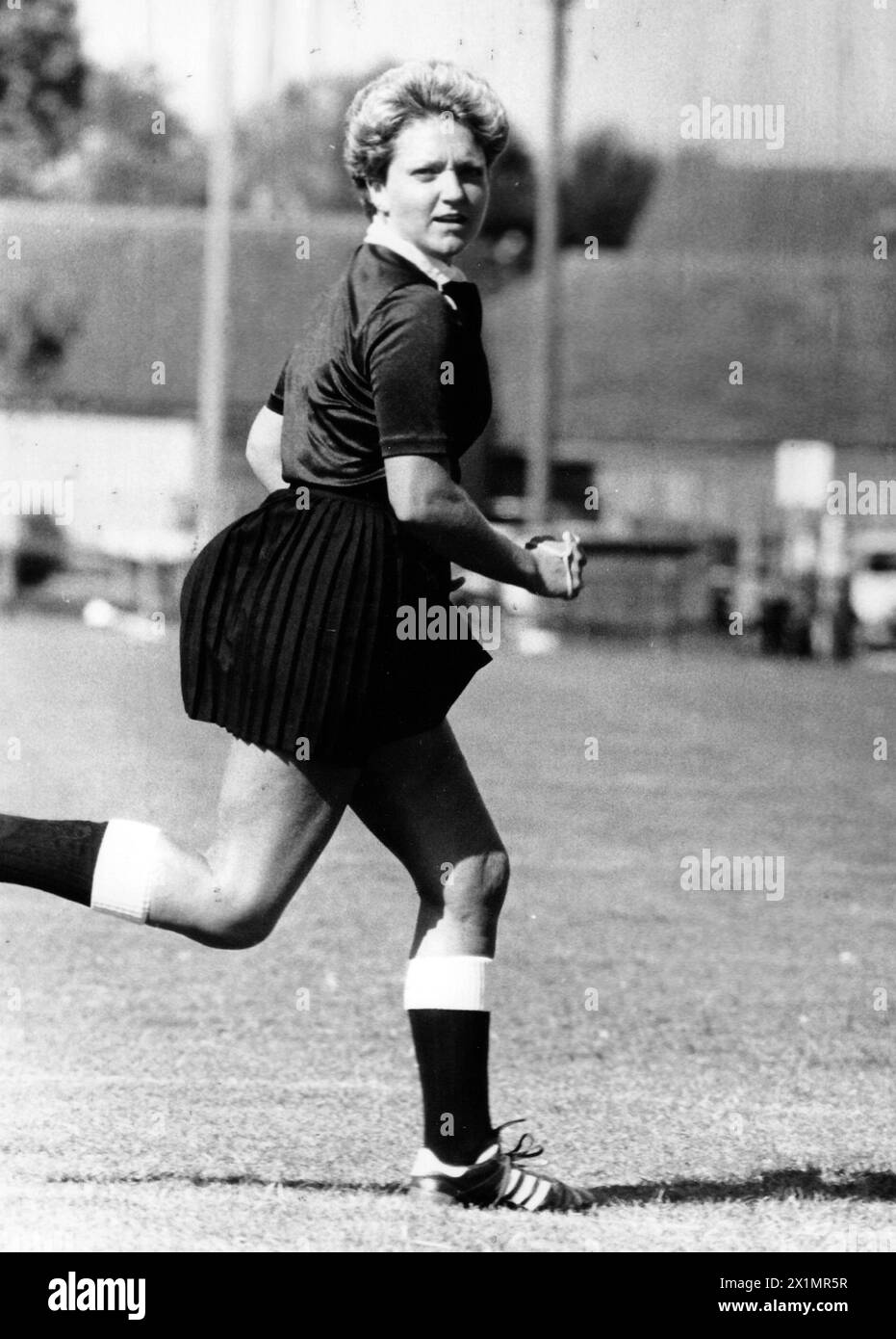 F.A. CUP REFEREE KIM GEORGE FROM BOGNOR, 1988 PIC MIKE WALKER 1988 Stock Photo