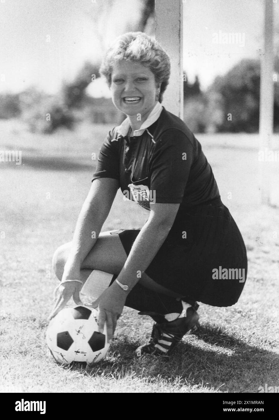 F.A. CUP REFEREE KIM GEORGE FROM BOGNOR, 1988 PIC MIKE WALKER 1988 Stock Photo