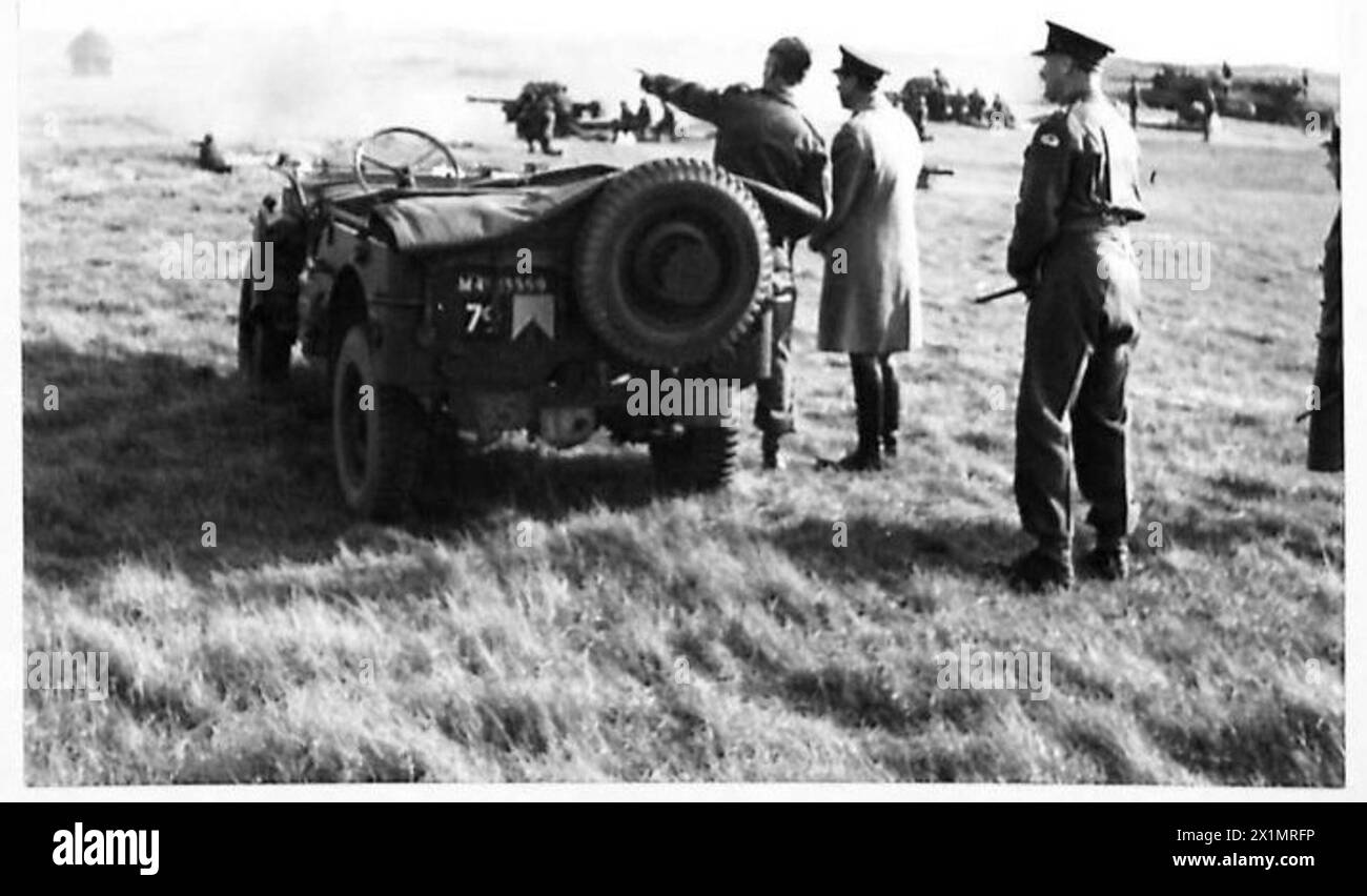 HIS MAJESTY THE KING VISITS INVASION TROOPS - His Majesty watching 17-pounder guns firing at dummy tanks targets, British Army Stock Photo