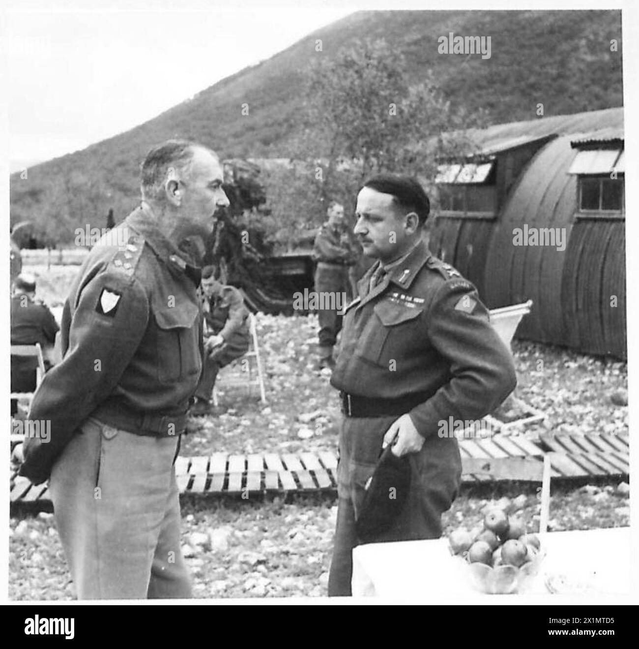 ITALY : EIGHTH ARMY : CONFERENCE AT TAC H.Q. - Left to right - Brigadier Ray with Lieut. General Burns, British Army Stock Photo