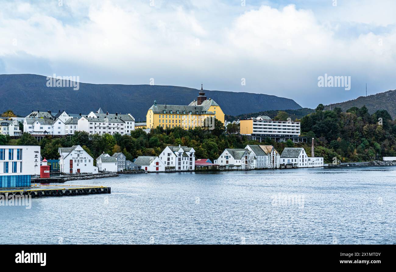 Blick auf die norwegische Küstenstad Alesund. Das auffallend gelbe Gebäude ist die Askoy Schule. (Alesund, Norwegen, 11.10.2023) Stock Photo
