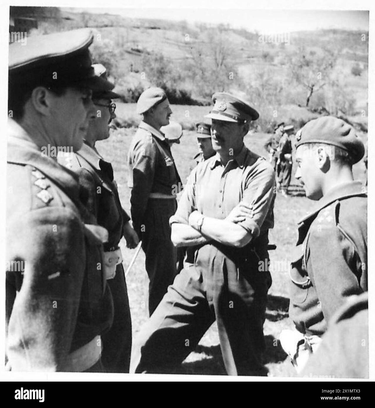 EIGHTH ARMY : GENERAL LEESE VISITS H.Q.(INDEPENDENT) GUARDS BRIGADE - The General talking to officers of his old Regiment, British Army Stock Photo