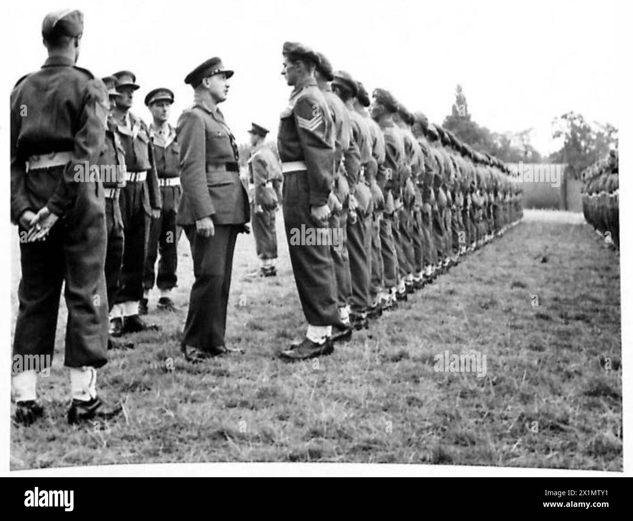 MAJOR GENERAL PRATT ADDRESSING NEWFOUNDLAND TROOPS BEFORE THEIR DEPARTURE FOR HOME - Major General Pratt inspecting the men on parade, British Army Stock Photo
