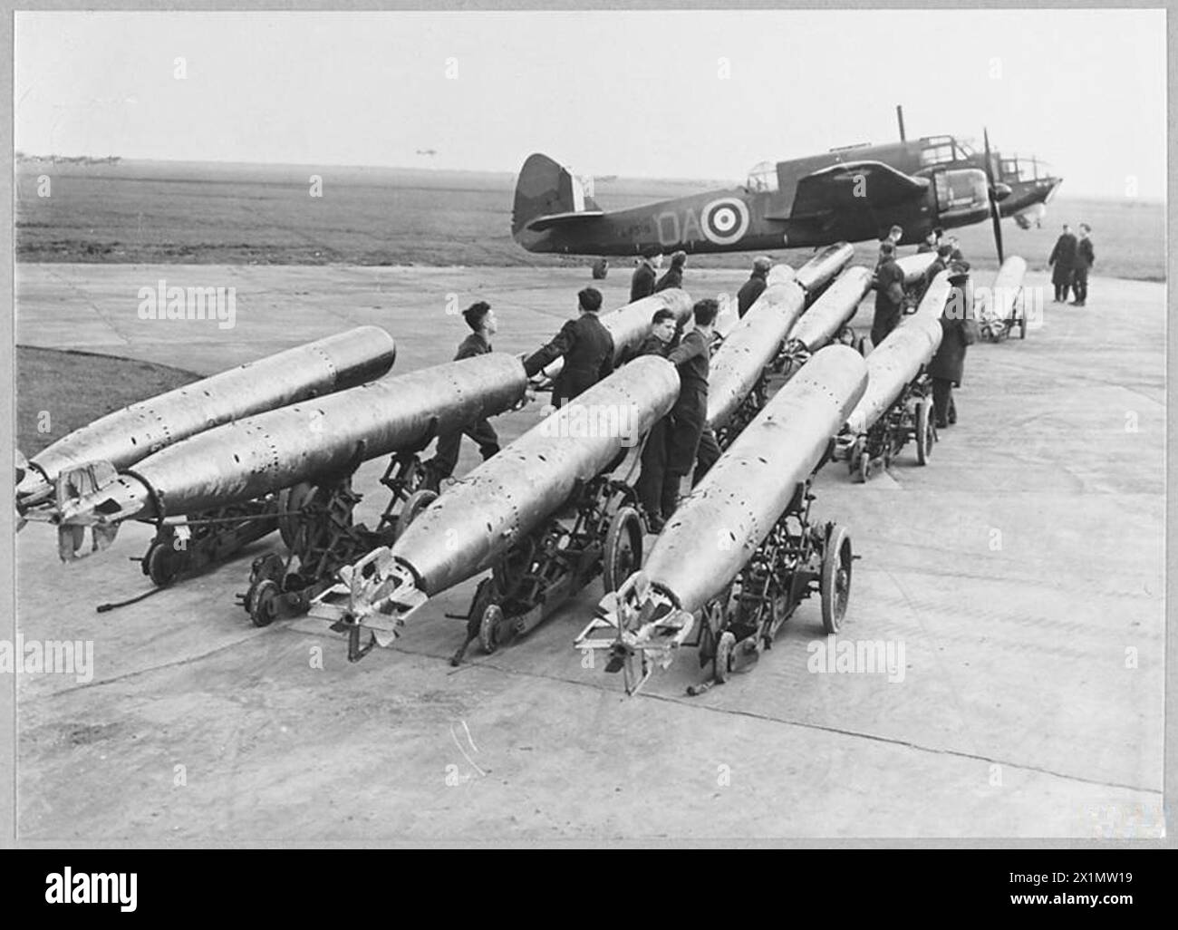 TORPEDO SECTION OF THE ROYAL AIR FORCE - Torpedoes on trolleys on the way to the aircraft, Royal Air Force Stock Photo