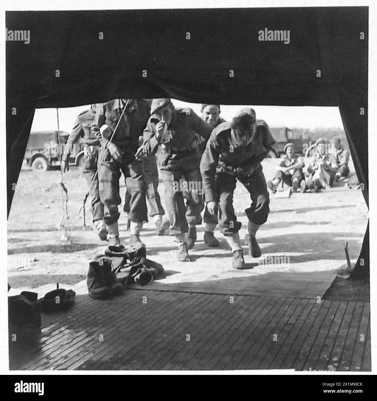 ITALY : EIGHTH ARMY - Troopers of the Recce. Corps arriving for a bath, British Army Stock Photo