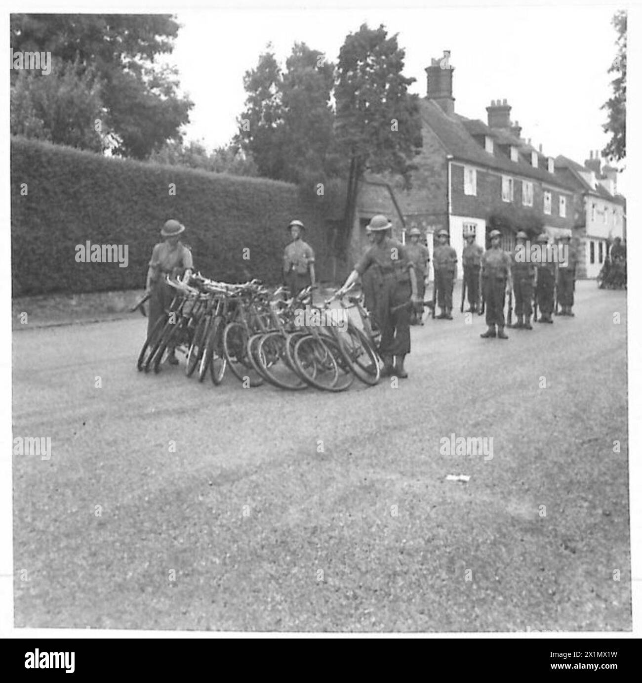 SOLDIER CYCLISTS - 'Pile Cyclists'. Members of the platoon pile their cycles, British Army Stock Photo