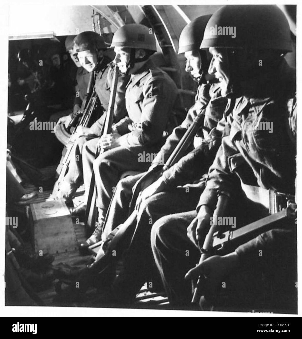 BRITISH GLIDER TROOPS IN TRAINING - Glider troops seated in a Horsa troop-carrying glider, British Army Stock Photo