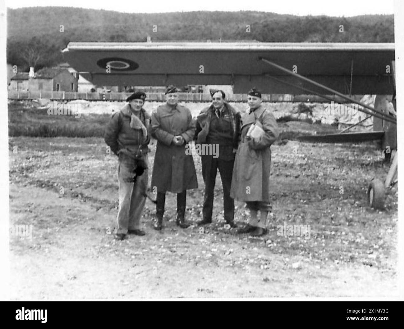 ITALY : EIGHTH ARMYGENERAL EISENHOWER MEETS GENERAL MONTGOMERY AT HIS TACTICAL HQ - General Montgomery, General Eisenhower, Air Vice Marshal Broadhurst and General Bedel-Smith standing beside the plane which carried General Eisenhower, British Army Stock Photo