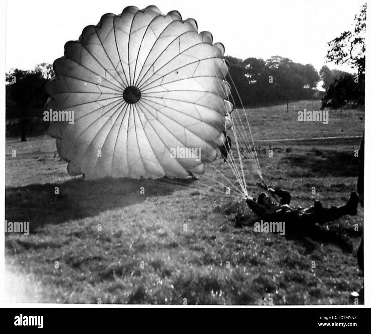 PARACHUTE TRAINING DEPOT & SCHOOL AIRBORNE FORCES Students receiving