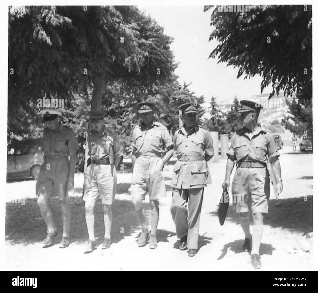 THE BRITISH ADVANCE IN SYRIA - Lieut. General Laverack (2nd from right) with his Commanders in Syria. He is in command of the forces in Syria, British Army Stock Photo