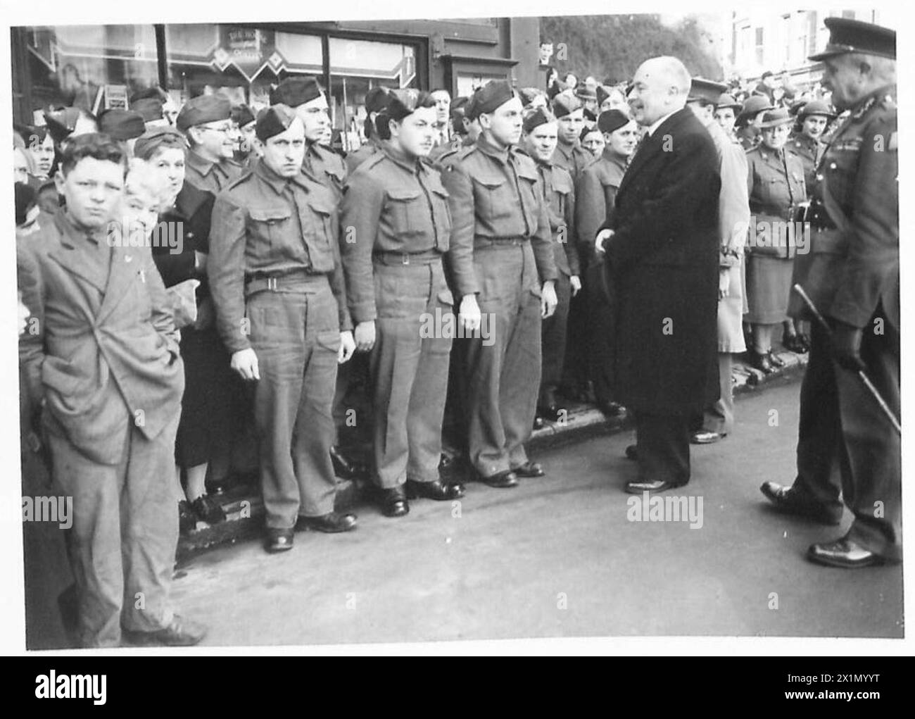 NEW COLOURS FOR BELGIAN TROOPS - The Belgian Prime Minister chatting with Belgian soldiers wounded in the war, who were present at the ceremony, British Army Stock Photo