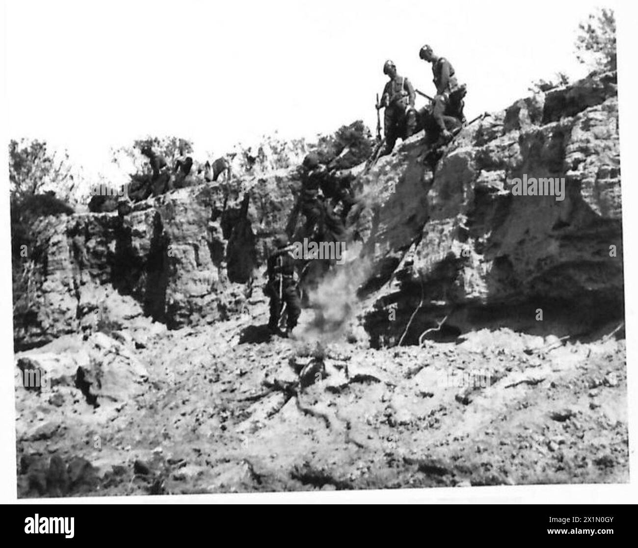 GORDON HIGHLANDERS AT THE MARETH LINE - Climbing down the banks of the Waadi , British Army Stock Photo