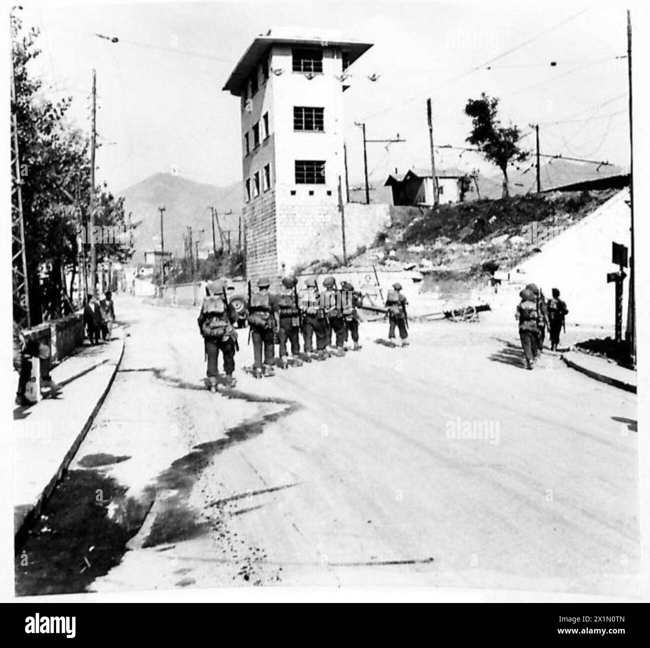 THE BRITISH ARMY IN NORTH AFRICA, SICILY, ITALY, THE BALKANS AND AUSTRIA 1942-1946 - British Infantry trrops of the Yorks and Lancs REgiment entering the outskirts of Salerno, , British Army Stock Photo