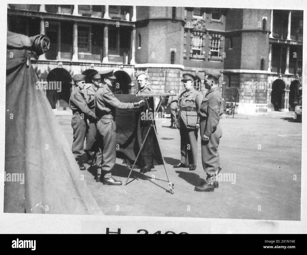 MOBILE LAUNDRY UNIT Loading blankets on carriers, British Army Stock