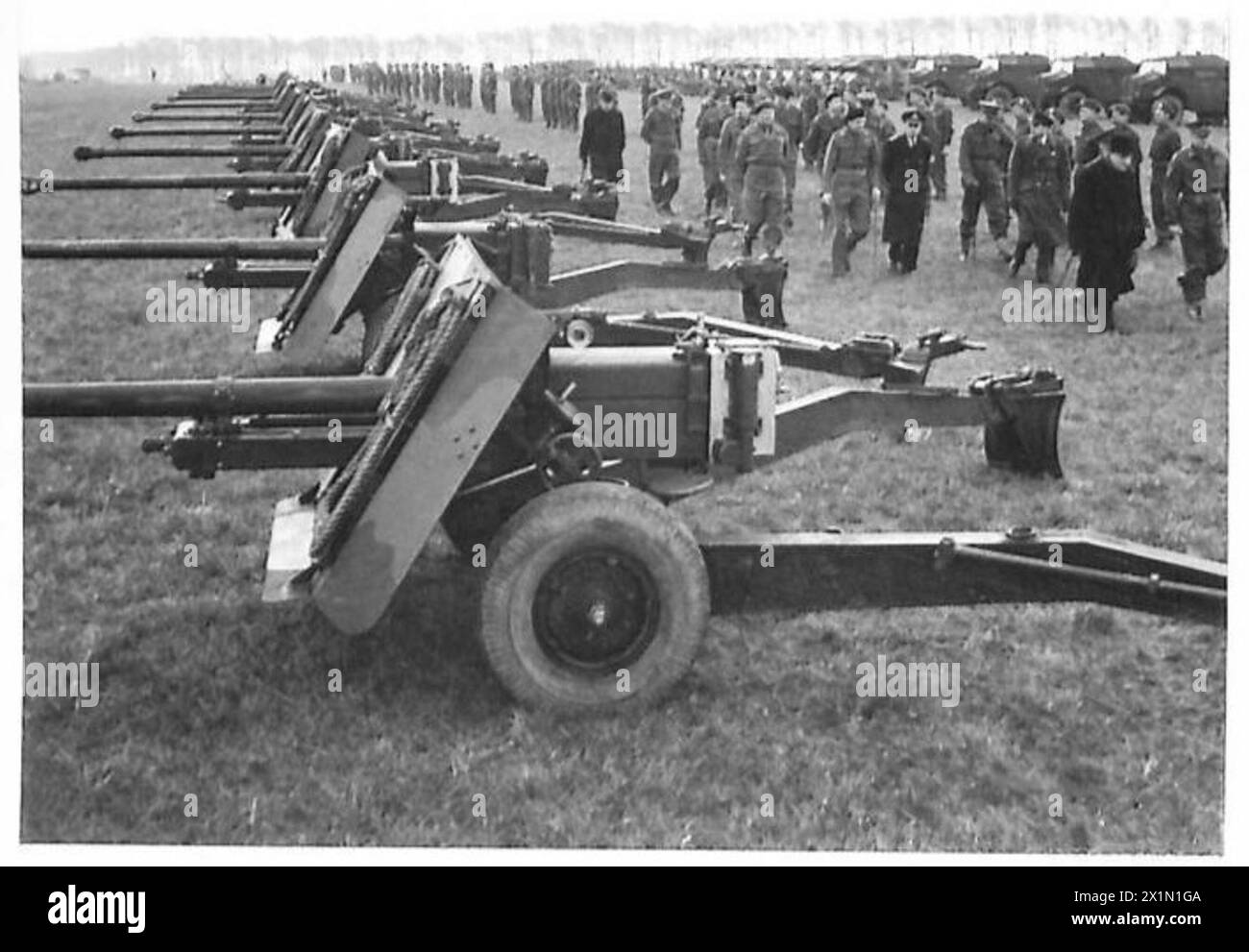THE PRIME MINISTER IN YORKSHIRE - The Prime Minister walking past the 17-pounder Anti-Tank guns of an Anti-Tank Regiment, British Army Stock Photo