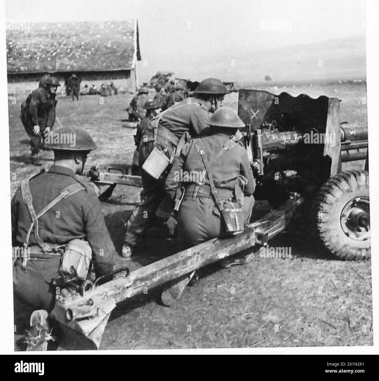 INFANTRY ANTI-TANK PLATOONS TRAIN WITH SIX-POUNDER GUN : NORTH AFRICA ...