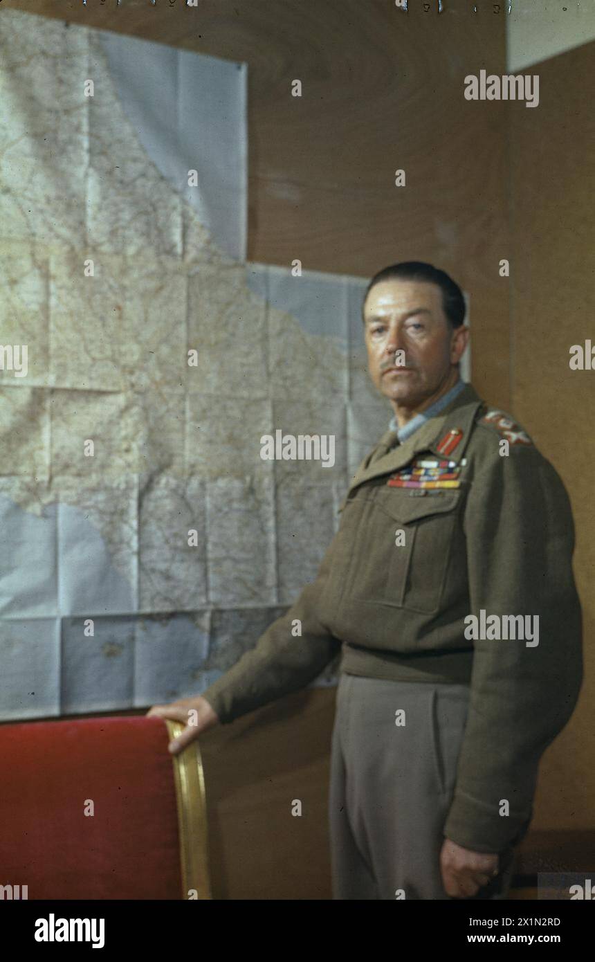 THE COMMANDER IN CHIEF, ALLIED ARMIES IN ITALY, GENERAL SIR HAROLD ALEXANDER, IN CASERTA, ITALY, 4 MAY 1944 - Three quarter length portrait of General Sir Harold Alexander, GCB, KCB, CB, CSI, DSO, MC, standing in front of a map of Italy at his headquarters in Caserta, Alexander, Harold Rupert Leofric George, British Army Stock Photo