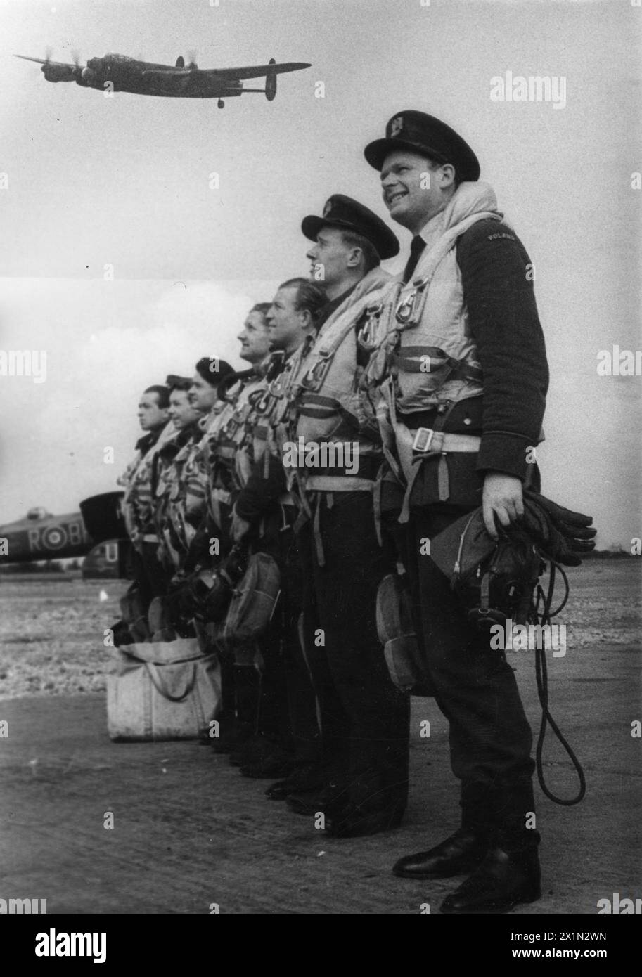 THE POLISH AIR FORCE IN BRITAIN, 1940-1947 - Flying Officer Jerzy Różański (foreground) and his crew of No. 300 Polish Bomber Squadron standing in line at RAF Faldingworth, early June 1944. The crew perished during the bombing sortie over Gelsenkirchen shortly after this picture was taken, on 12/13 June 1944,Note a Lancaster bomber flying over the airfield and another one parked in the background (ED327, BH-R - lost in August 1944), Polish Air Force, Polish Air Force, 300 'Land of Masovia' Bomber Squadron, Różański, Jerzy Stock Photo